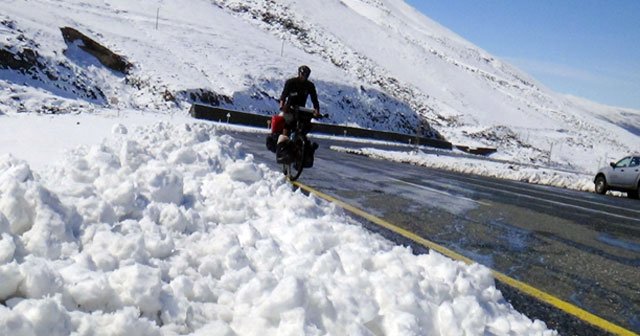 Dünya turu için karlı yolları aşıyor