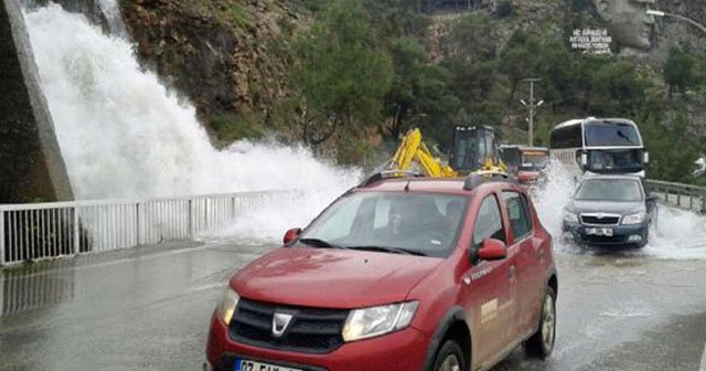 Elektrik kesildi, yollar su altında kaldı