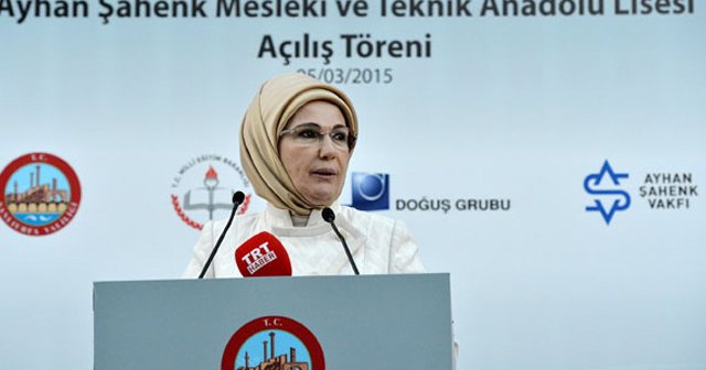 Emine Erdoğan, &#039;Kılıç, eninde sonunda düşünceye yenilir&#039;