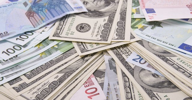 Euro, dolar karşısında eriyor