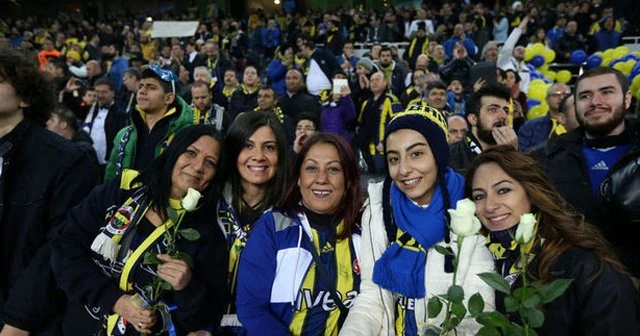 Fenerbahçeli futbolculardan kadın taraftarlara sürpriz
