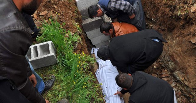 Gaziantep&#039;te vahşice öldürülen anne ile oğlu toprağa verildi