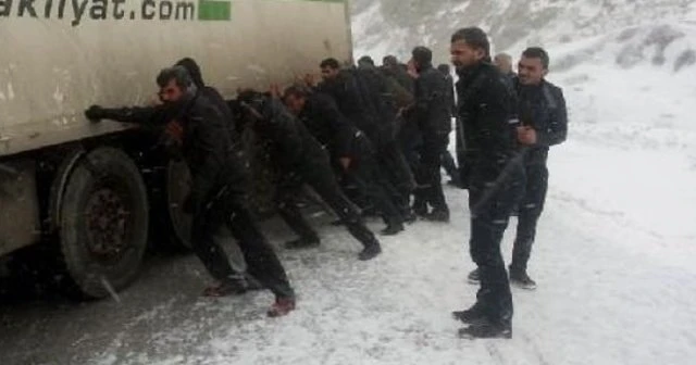 Güzeldere Geçidi'nde onlarca araç yolda kaldı!