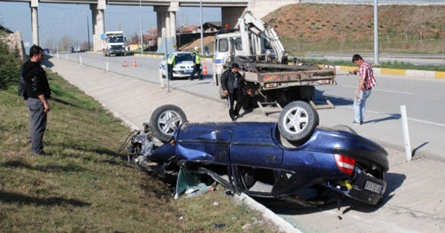 Hurdaya dönen otomobilden sağ çıktı