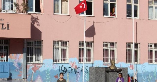 İndirilen Türk bayrağının yerine yenisi asıldı