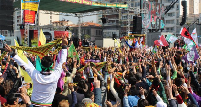 İzmir&#039;de 30 bin kişilik nevruz kutlaması!