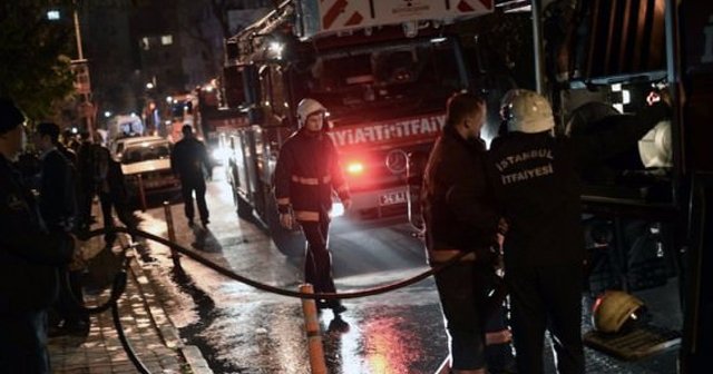 Kadıköy&#039;de 12 katlı binada korkutan yangın