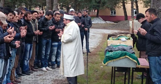 Kardeşinin cenazesine giderken öldü