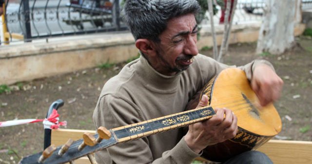 Kobanili halk ozanının hali yürekleri burkuyor