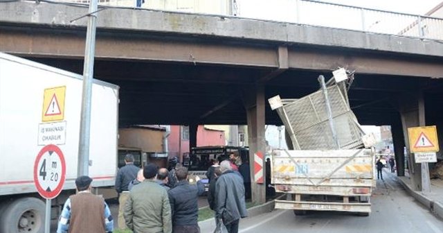 Köprüye sıkışan TIR trafiği felç etti