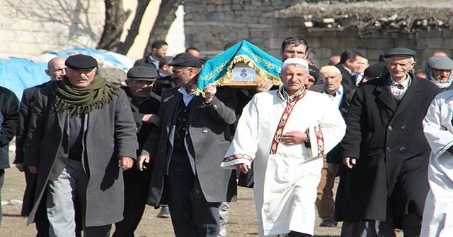 Küçük Nehir&#039;in cenazesi gözyaşları arasında toprağa verildi