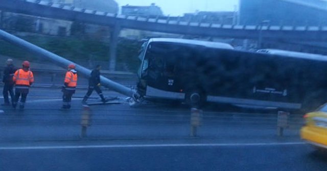 Metrobüs yolunda kaza! Seferler aksadı