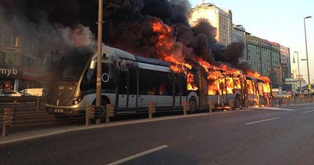 Metrobüste korkutan yangın