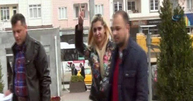 Molotof kokteyli atan genç kızdan zafer işareti