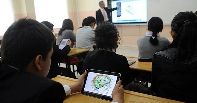 Okul sıralarında hem kitaplar hem tabletler olacak