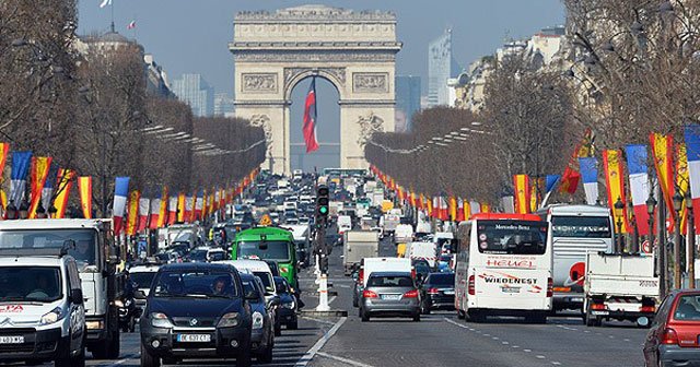 Paris&#039;te hava kirliliğine önlem