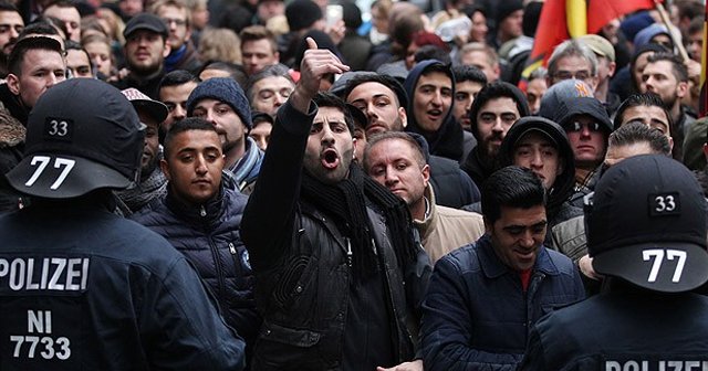 PEGIDA ve karşıtları gösteri düzenledi