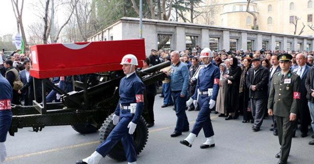 Şehit cenazesinde &#039;eski uçak&#039; tartışması