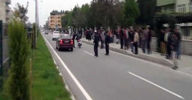 Şov yapan gençler ceza yemedi ama tokadı yedi