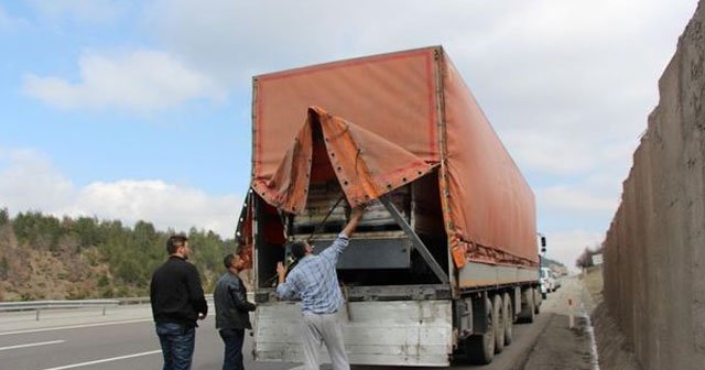 Suriye'ye giden TIR'dan iki kamyonet çıktı