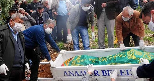 Tabutunu eldivenle taşıdılar