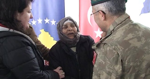 Türk askerinden Kosovalı nineyi ağlatan yardım