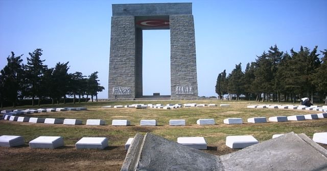 Türkiye Çanakkale Zaferini kutladı, şehitlerini minnetle andı