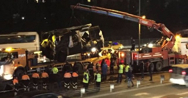 Yanan Metrobüs enkazı kaldırıldı