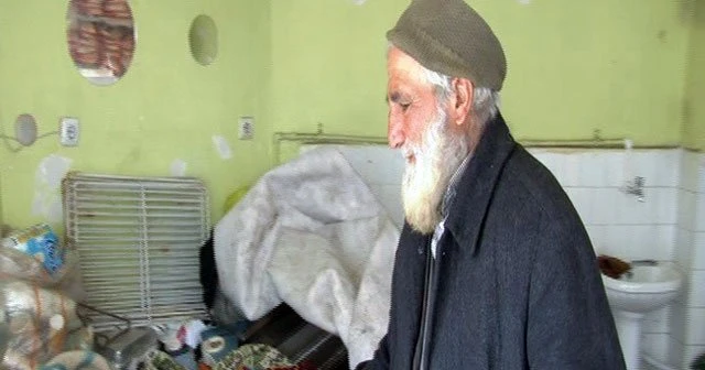 70 yaşındaki Mustafa Bucak, 3 yıldır boş dükkanda kalıyor