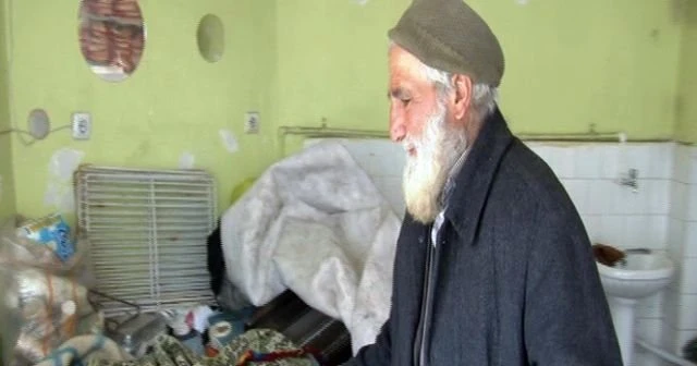 Yaşlı adam üç yıldır boş dükkanda kalıyor