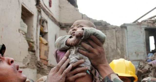 4 aylık bebek Nepal depreminin simgesi oldu