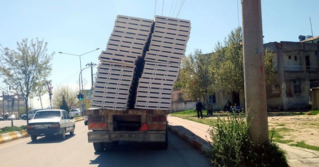 Adıyaman&#039;da aşırı yüklü TIR kazaya davetiye çıkardı