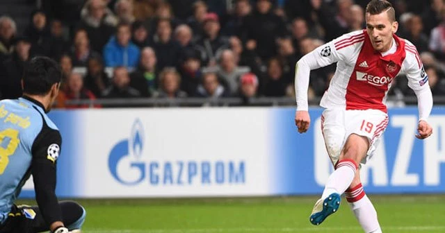 Ajax golcüsünü bırakmadı
