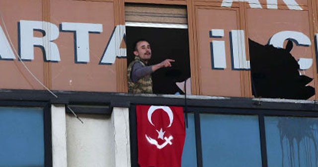 AK Parti binasına silahlı baskın