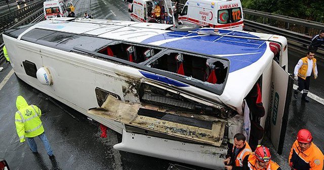 Ankara&#039;da yolcu otobüsü devrildi, 18 yaralı