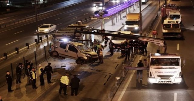 Araç, metrobüs durağına daldı