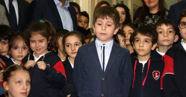 Bakan Bozkır’la tokalaşan öğrenci,  'Bir daha elimi yıkamayacağım'