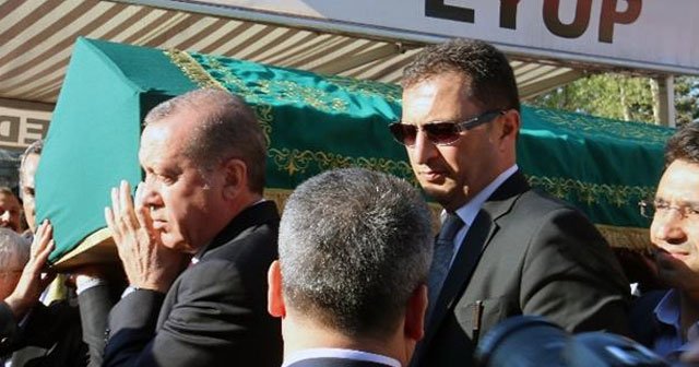 Cumhurbaşkanı Erdoğan, cenazeyi omzunda taşıdı