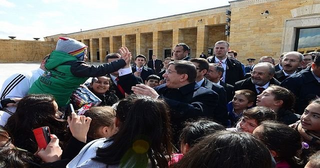 Davutoğlu Anıtkabir&#039;de çocuklarla buluştu