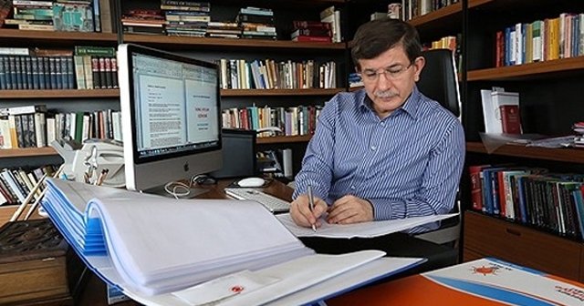 Davutoğlu, &#039;Seçim beyannamemiz Türkiye&#039;yi 2023&#039;e taşıyacak&#039;