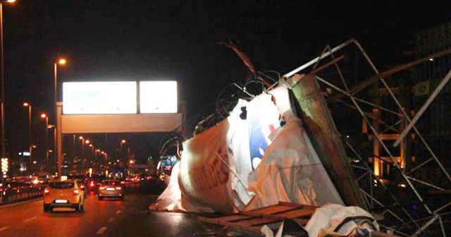 E-5'te büyük panik, dev reklam panosu devrildi