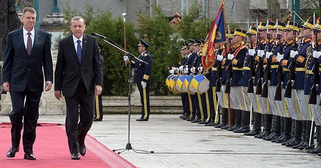 Erdoğan Romanya&#039;da resmi törenle karşılandı