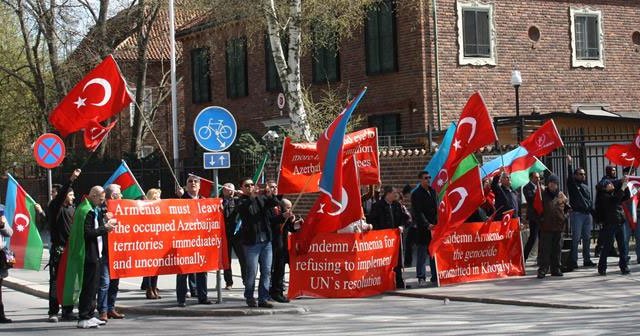 Ermeniler Türk bayrağına saldırmak istedi, Türkler izin vermedi
