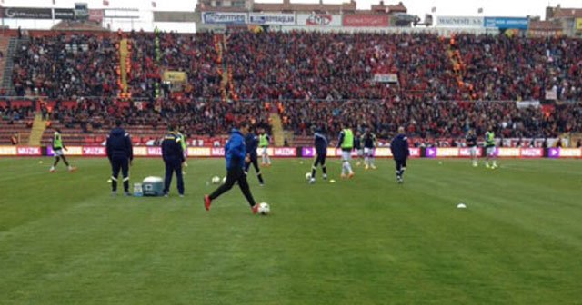 Eskişehirspor-Fenerbahçe maçında çim krizi