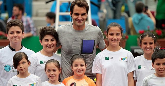 Federer çocuklarla buluştu