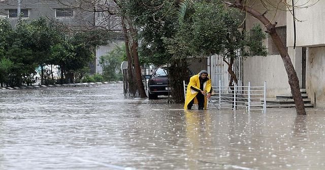 Gazze&#039;de evler sular altında kaldı