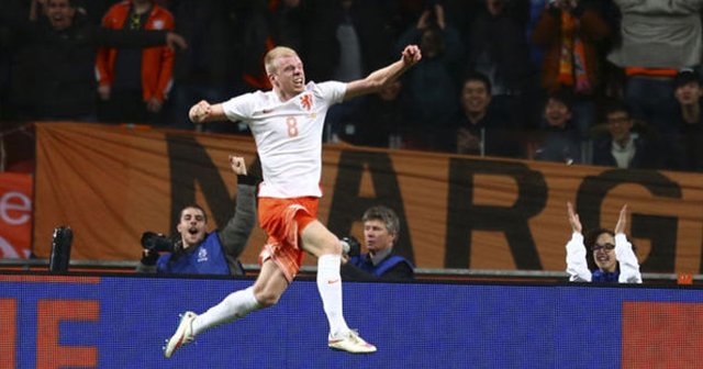 Hollanda, İspanya&#039;yı 2-0 yendi
