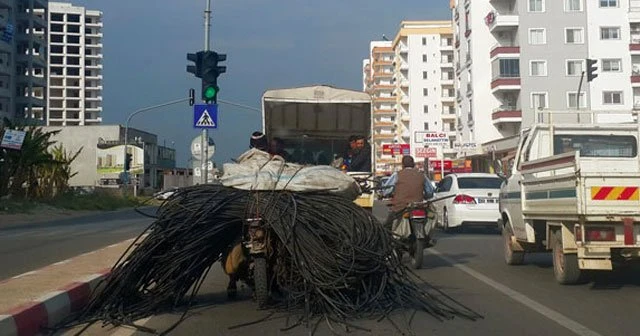 Hortum taşıyan motosiklet sürücüsü pes dedirtti