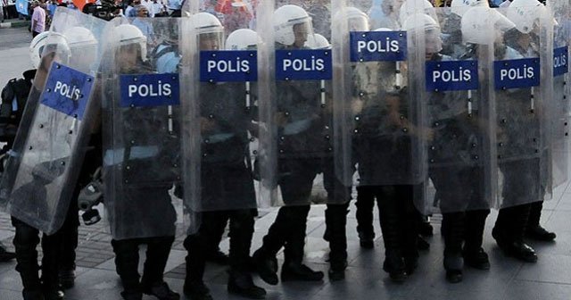 İki polise eziyet suçundan hapis cezası