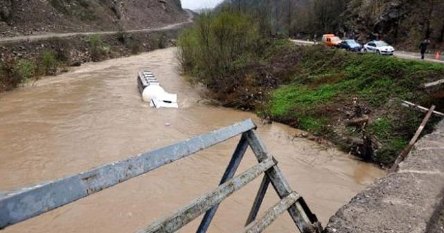 Irmağa uçan TIR'ın sürücüsü yüzerek kurtuldu